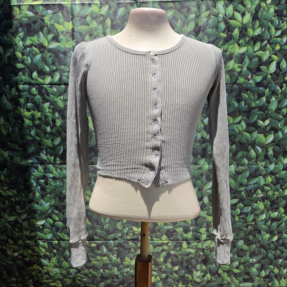Full Tilt Waffle Knit Long Sleeve Henley Top Gray Asymmetrical Hem Stretch Small
